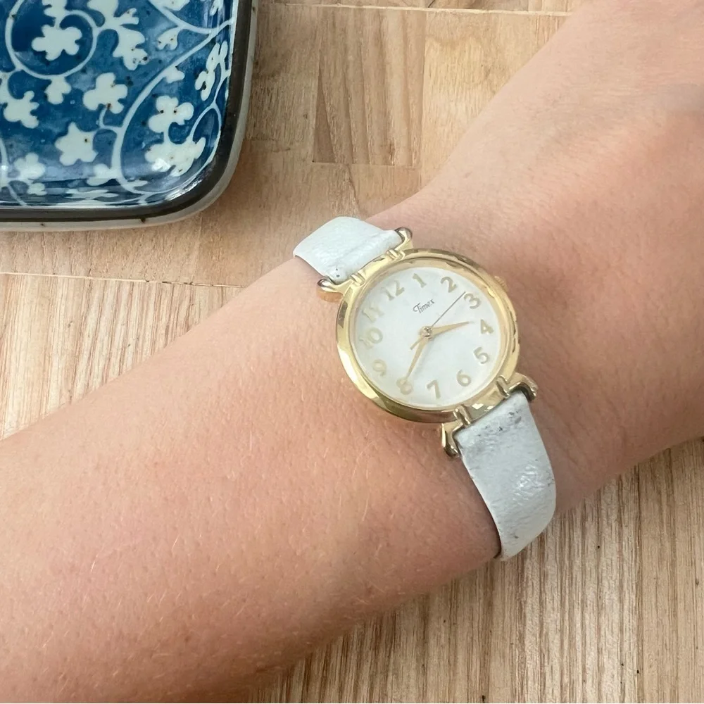 Vintage Timex ladies gold tone white leather dress watch NEW BATTERY